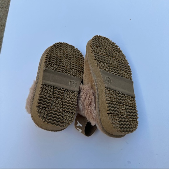 🆕 w/o tags Cozy Tan Baby Booties with Faux Fur - Picture 5 of 5
